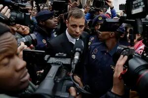 Oscar Pistorius quedó en libertad condicional tras cumplir la mitad de la condena por el asesinato de su novia en 2013