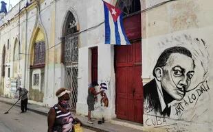Movimiento en las calles de La Habana. (Photo by YAMIL LAGE / AFP)