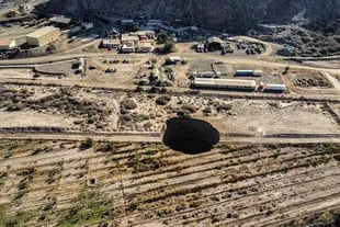 Vista aérea tomada el 1 de agosto de 2022, mostrando un gran socavón que apareció durante el fin de semana cerca de la ciudad minera de Tierra Amarilla, provincia de Copiapó, en el desierto de Atacama en Chile. 