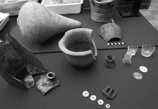 La colección de vasijas, botones de hueso, vasos de vidrio y otros elementos recuperados