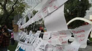 Padres y vecinos colocaron carteles con los nombres de los niños rescatados en la escuela