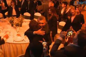 El abrazo Milei-Macri, el episodio de “los fideos y el tuco” y la decisiva “mesa 5″ en la cena de la Fundación Libertad