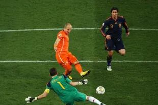 Iker Casillas achica el espacio ante Robben. La pelota está a punto de tocar su pie derecho. Joan Capdevila mira de atrás