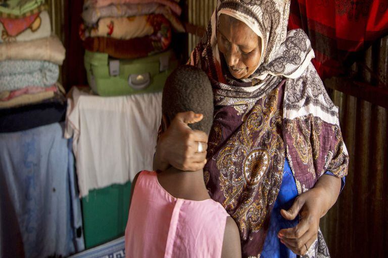 Practicante de la ablación femenina con su nieta de diez años en Somalilandia.
