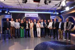 Ganadores, jurados y autoridades, durante la entrega del Premio a la innovación, de LA NACION y Visa
