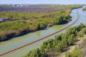 Así es la barrera flotante que Texas implementará en la frontera para impedir el cruce de migrantes