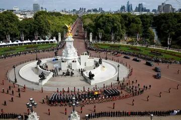 El cortejo fúnebre de la Reina pasa frente al Victoria Memorial