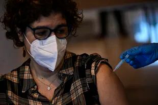 En la provincia de Buenos Aires recomiendan esperar 14 días para vacunarse después de haber recibido el alta de la enfermedad