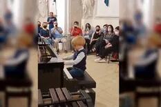 Tiene 5 años, sus padres le enseñaron a tocar el piano y maravilla al mundo con su talento