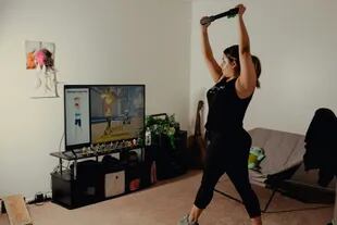 Tiffany Ruiz se ejercita con Ring Fit Adventure, de Nintendo, en su casa en California