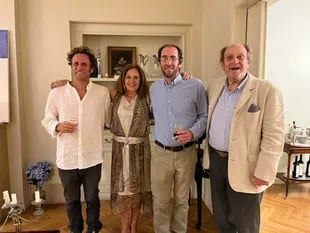 Olga Naum junto a su marido, Emilio Salgado, y sus dos hijos, Ezequiel y Sebastián Emilio. la imagen fue tomada el 16 de diciembre, durante la celebración de sus Bodas de Oro con el abogado Emilio Salgado