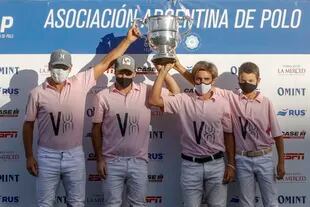 Cuatro Vientos con el trofeo: Santiago Chavanne, Santiago Zubiaurre, Facundo Llosa y Lorenzo Chavanne