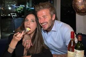 Victoria Beckham compartió una foto con David en su cumpleaños y algo en la mesa confundió a todos