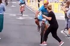 Una mujer se cruzó en una carrera de ciclismo y fue arrollada por el líder, que terminó internado
