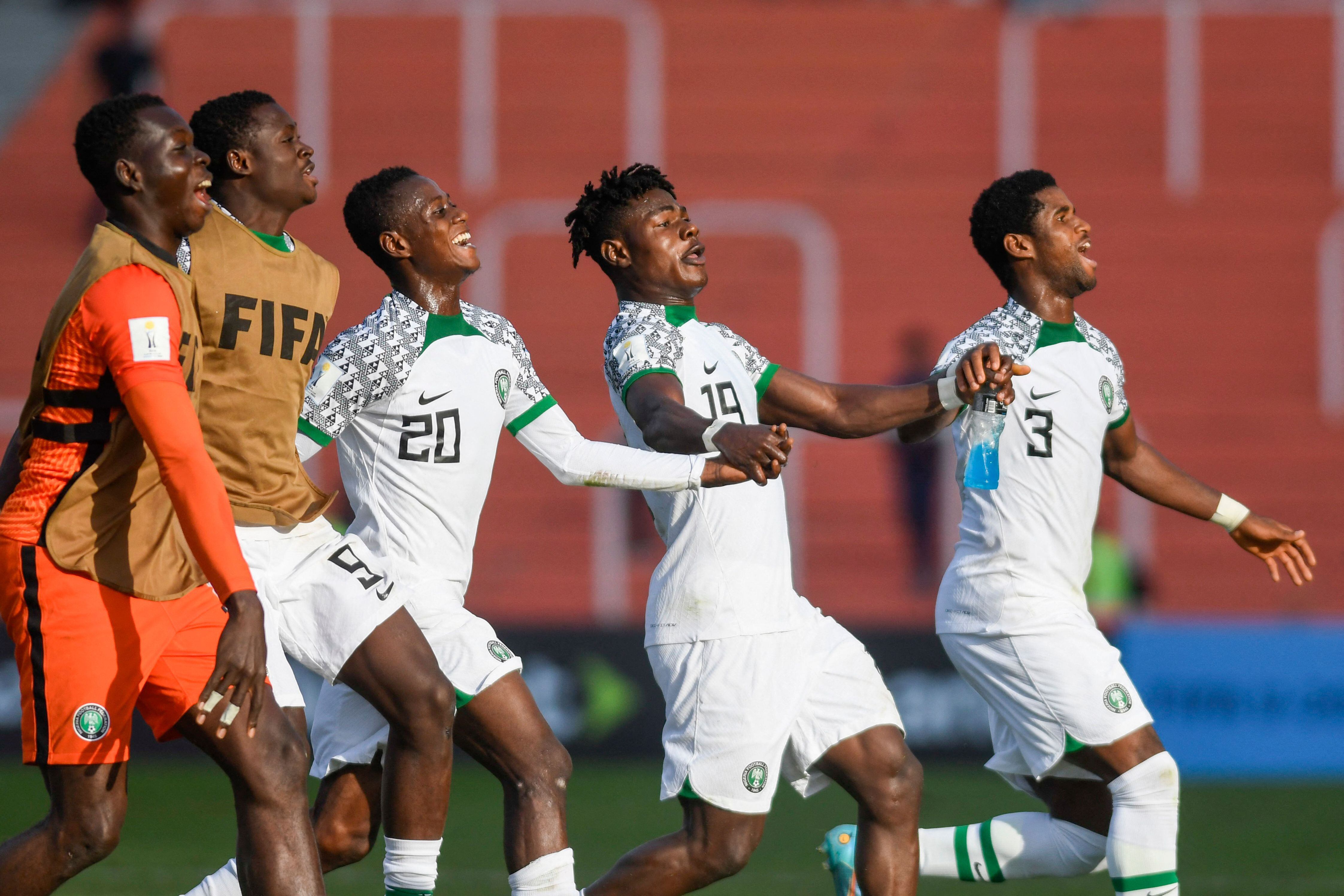 Los jugadores de Nigeria celebran la clasificación a octavos de final luego de derrotar 2 a 0 a Italia en Mendoza; la denominación del estadio 