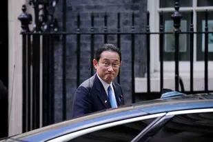 El primer ministro japonés Fumio Kishida sube a un auto luego de reunirse con su homólogo británico Boris Johnson, en 10 Downing Street en Londres, el jueves 5 de mayo de 2022. (AP Foto/Matt Dunham)