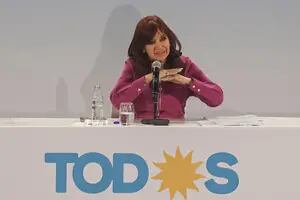 Cristina Kirchner le pidió al Presidente que echara del Gobierno a los movimientos sociales