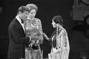 Roger Moore y Liv Ullmann le entregan el Oscar que ganó Marlon Brando por El padrino a la activista Sacheen Littlefeather, quien lo rechaza en nombre del actor, en protesta por el trato dispensado a las comunidades nativas americanas