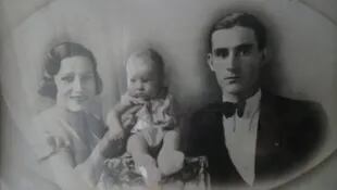 Silvio Soldán junto a sus padres Tita y Agustín, cuando era un bebé