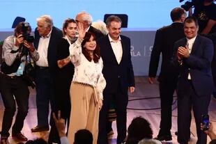 Cristina Kirchner, con Zapatero y Correa, en el CCK; hizo todo lo posible por evitar cruzarse con Alberto Fernández
