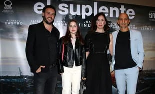 Renata Lerman, junto con sus padres y Juan Minujin, durante la avant premiere de El suplente, su debut cinematográfico