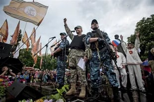 Un grupo de prorrusos celebra la independencia en Lugansk