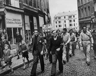 La Brigada Blanca (la resistencia belga) obliga a un colaboracionista nazi a marchar por las calles de Leuven, Bélgica, cargando un cartel que dice "Ik ben een traitor" ("Soy un traidor"). 1944 Getty Images