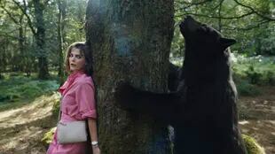 Keri Russell y el oso adicto a la cocaína que le da título a la película de Elizabeth Banks