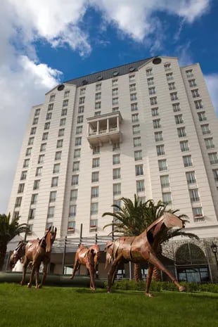 Con entrada independiente, Pony Line Bar, al frente del Four Seasons Hotel Buenos Aires