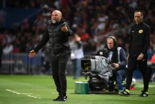 Marseille's Argentine coach Jorge Sampaoli reacts during the French L1 football match between Paris-Saint Germain (PSG) and Olympique Marseille (OM) at The Parc des Princes Stadium in Paris on April 17, 2022. (Photo by FRANCK FIFE / AFP)