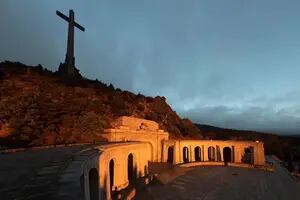 Con máxima seguridad, exhuman los restos de Franco del Valle de los Caídos