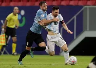 ¿Cómo detener a Messi? el uruguayo Camilo Cándido apela a todos los recursos necesarios para contener al capitán argentino