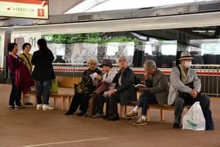 Ancianos esperan en la estación de trenes de Hakone, en Japón