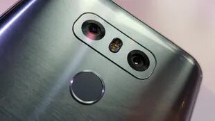 La doble cámara trasera del LG G6, con una lente normal y otra gran angular, junto al sensor de huellas digitales