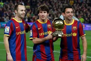 Lionel Messi posa con el Balón de Oro junto a sus compañeros Andrés Iniesta y Xavi Hernández, el 12 de enero de 2011