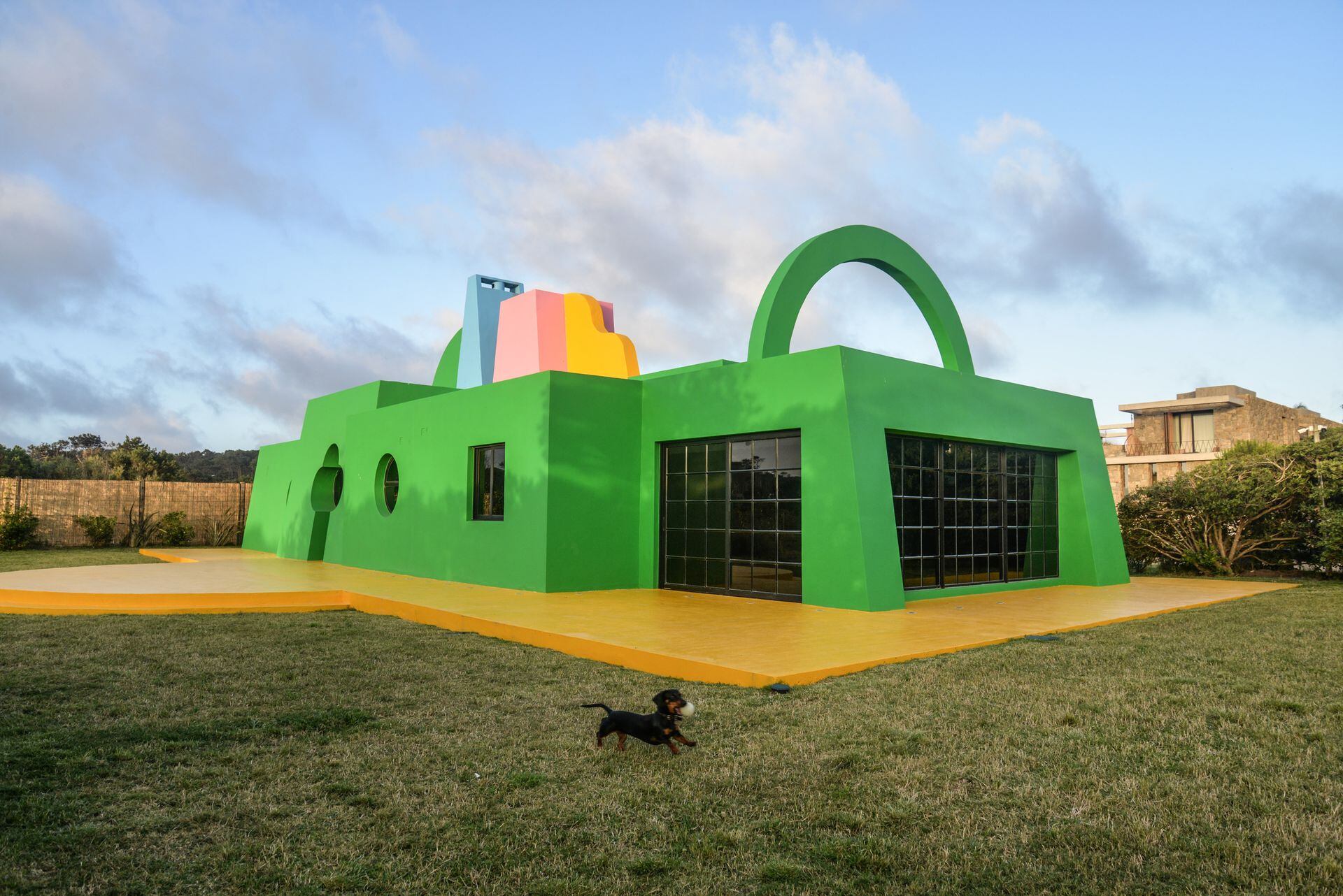 La propuesta artística de José Ignacio se completa con la inauguración de la Fundación Ama Amoedo Residencia Artística (FAARA), una casa colorida con vista al mar que albergará artistas durante seis semanas