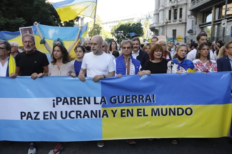 Horacio Rodríguez Larreta y Patricia Bullrich participan en este marching de la marcha en contra guerra en Ukrania
