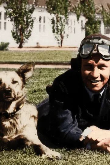 “Adolfo, cariños desde Argentina”. La historia de Tito Withington, el piloto cordobés que bombardeó la casa de retiro de Hitler y sirvió en Malvinas