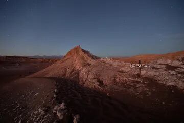 Geográficamente, la aridez de Atacama se explica por estar situado entre dos cadenas montañosas (los Andes y la Cordillera de la Costa de Chile) de suficiente altura para evitar la advección de humedad del Océano Pacífico o del Atlántico.