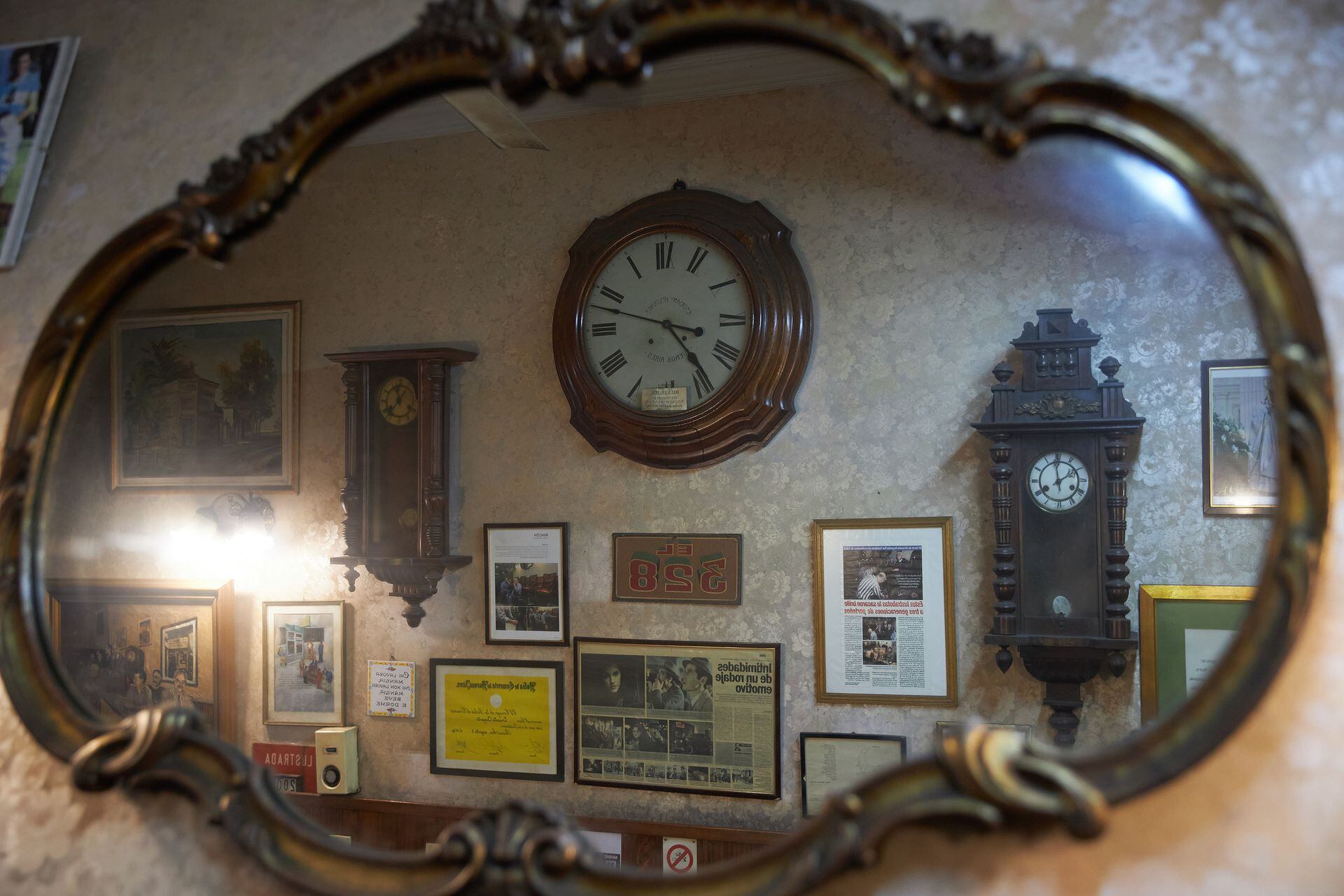 Los relojes son un símbolo del local. El más preciado es de 1874 y perteneció a Dardo Rocha.
