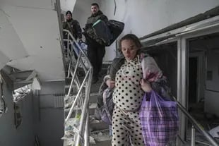 Mariana Vishegirskaya baja las escaleras de una maternidad dañada por los bombardeos en Mariupol, Ucrania, el 9 de marzo de 2022.