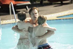 Ewan McGregor, Oaklee Pendergast y Samuel Joslin, como el padre y sus dos hijos pequeños en medio del desastre