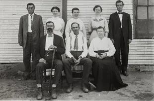 Jarred Jones (el primero sentado, con bastón) volvió a visitar a sus hermanos a Texas y Oklahoma en el verano de 1913, cuando tenía 50 años. 
