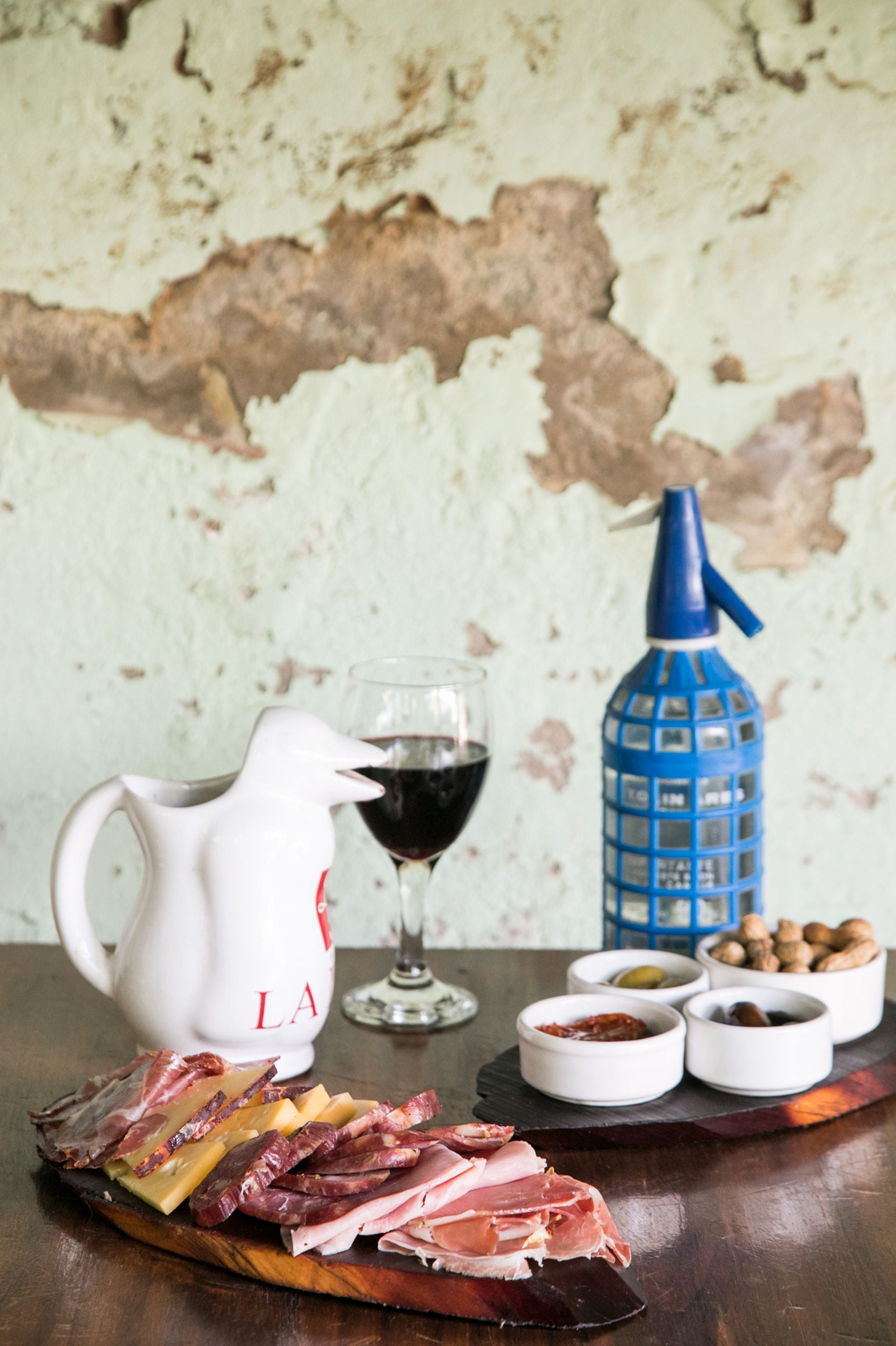 En El Palenque, el vino se sirve en jarra pingüino.