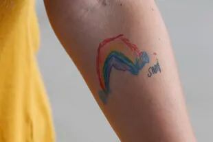 Un arcoíris fue lo que se tatuó Belén en su brazo en honor a Sami, a quien le encantaba dibujarlos. 