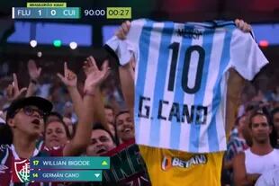 Los hinchas de Fluminense celebran a Germán Cano con la camiseta argentina