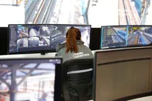 En monitores especiales, importados desde Israel, los operarios observan en detalle lo que ocurre en toda la línea Mitre para activar la asistencia cuando sea necesario