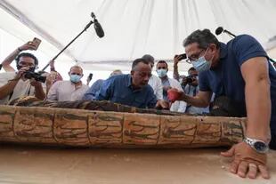 Un grupo de arqueólogos reveló por primera vez, ante los medios de comunicación, un sarcófago con los restos de una momia