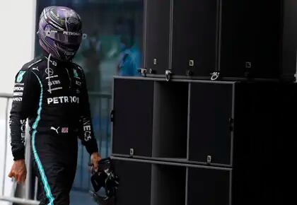 El piloto de Mercedes Lewis Hamilton de Gran Bretaña reacciona después del Gran Premio de Fórmula Uno de Turquía en el circuito Intercity Istanbul Park en Estambul