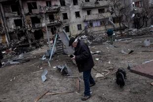 Daños en un barrio residencial de Kiev tras los ataques rusos. (Photo by Chris McGrath/Getty Images)